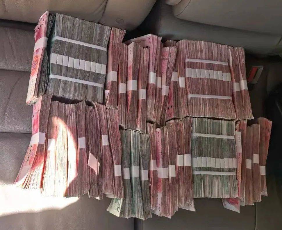 内蒙古一女子小区门口被拦下，当时拿着50万现金...…