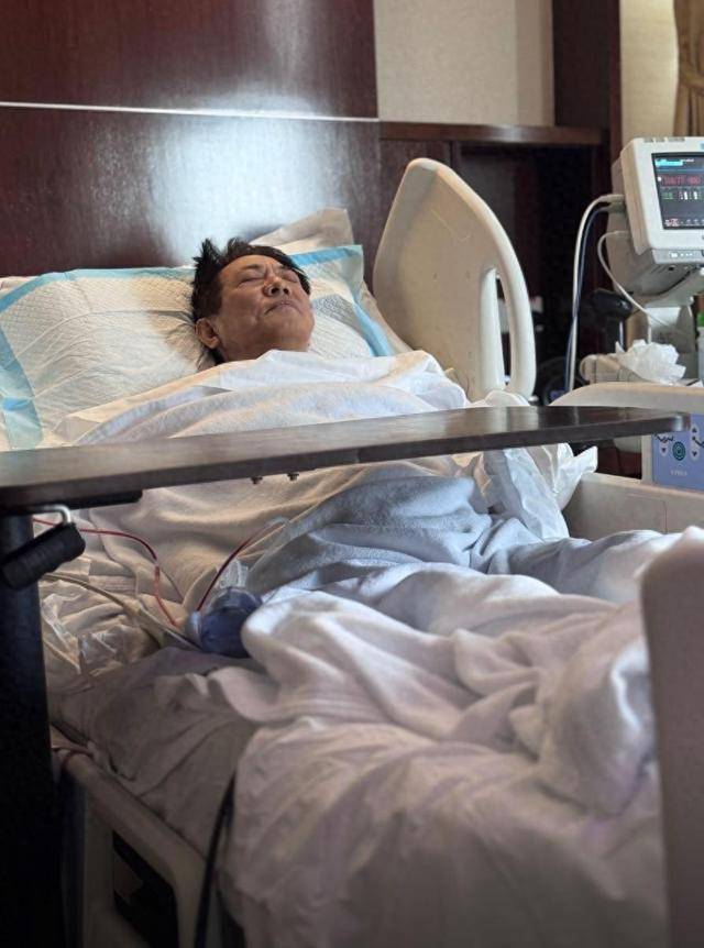 原创            李连杰手术过程曝光，脖子上5厘米刀口抢镜，做完手术吃刀削面