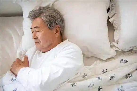 晚上十点前睡觉错了？医生劝告：过了60岁，睡觉要牢记“3不做”