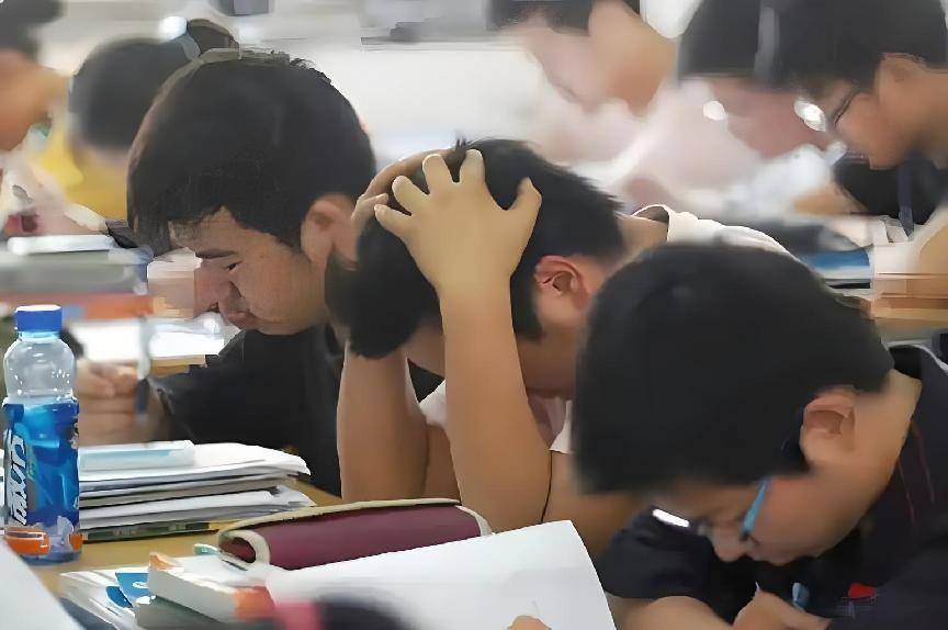 原创            为什么这么多孩子陷入抑郁？报道撕开休学潮真相，看完心疼
