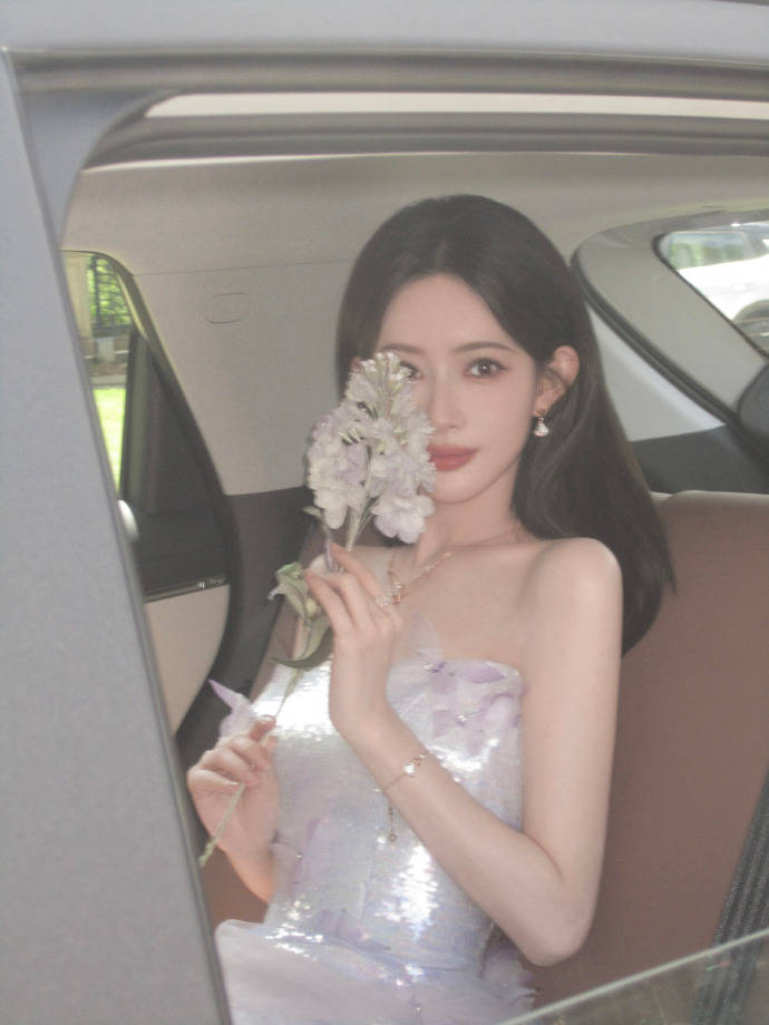 孟子义身穿闪片抹胸裙 神情温柔营造浪漫氛围