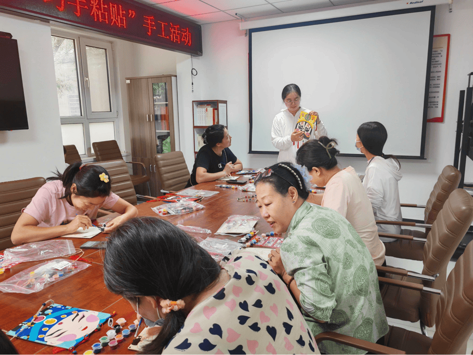 河北保定高新区：脸谱绘画绘就多彩社区生活