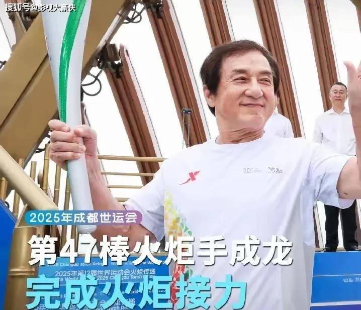 原创            71岁成龙怀抱女娃疑似亲孙女，绯闻儿媳曾被传与郭富城关系匪浅