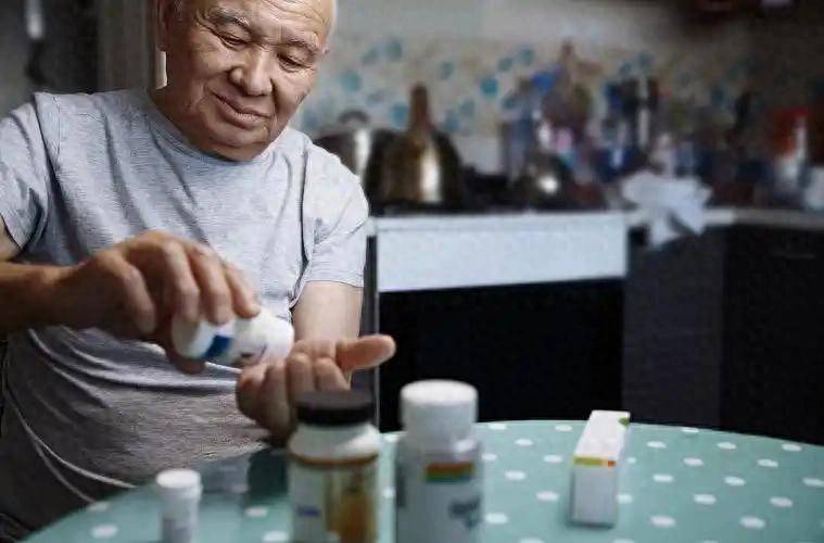 长期吃降糖药，多久要复查一次？医生提醒：记住复查的4个项目