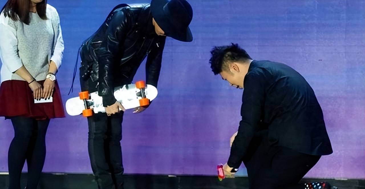 原创            没想到，12年前给韩国人下跪的杜海涛，现在会以“这种姿态”出现