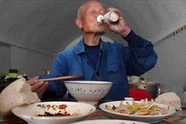 调查发现：那些每天喝点白酒的人，到55岁以后，很多变成了这样