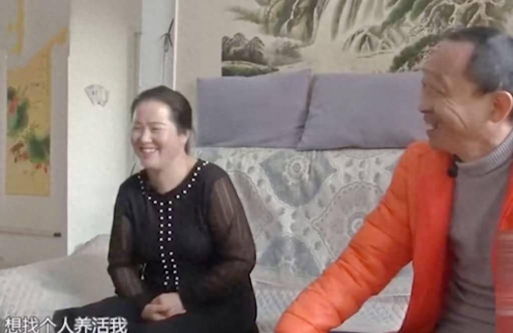 大妈没房没钱没劳保，找有钱的男人养她，扬言她年轻漂亮会疼人