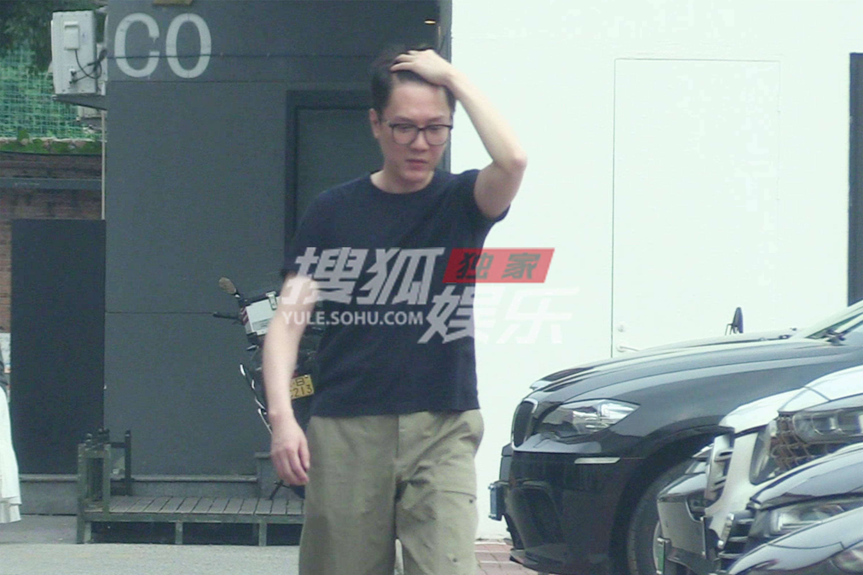 冯绍峰现身影视公司谈工作 戴黑框眼镜书生气十足