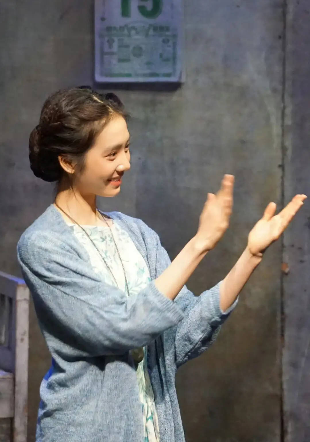 黄多多盘发造型气质典雅 拍手鼓掌笑容温暖