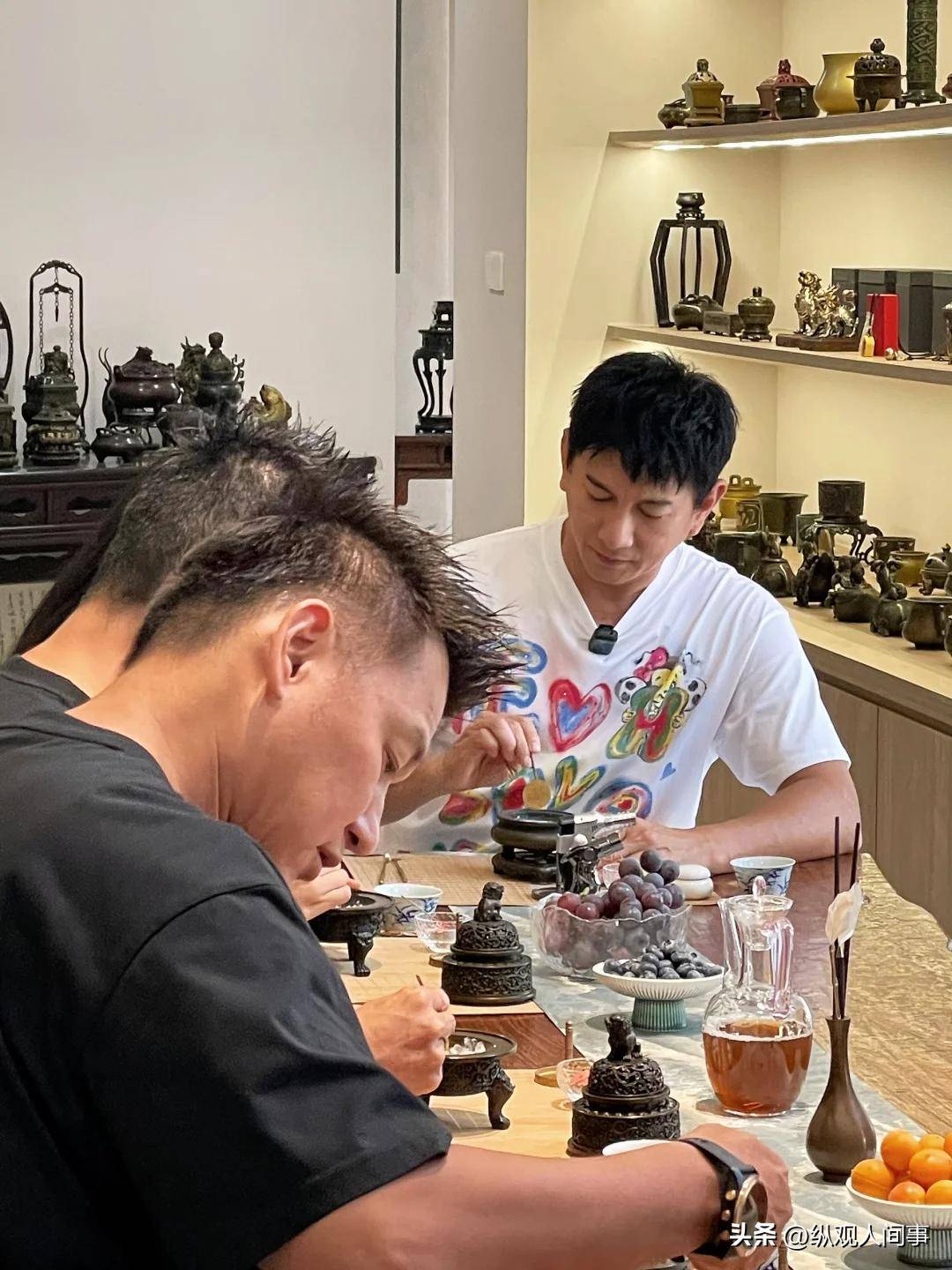 原创            54岁吴奇隆被偶遇，脸肿大肚腩身材走样，录制节目满脸疲态太心酸