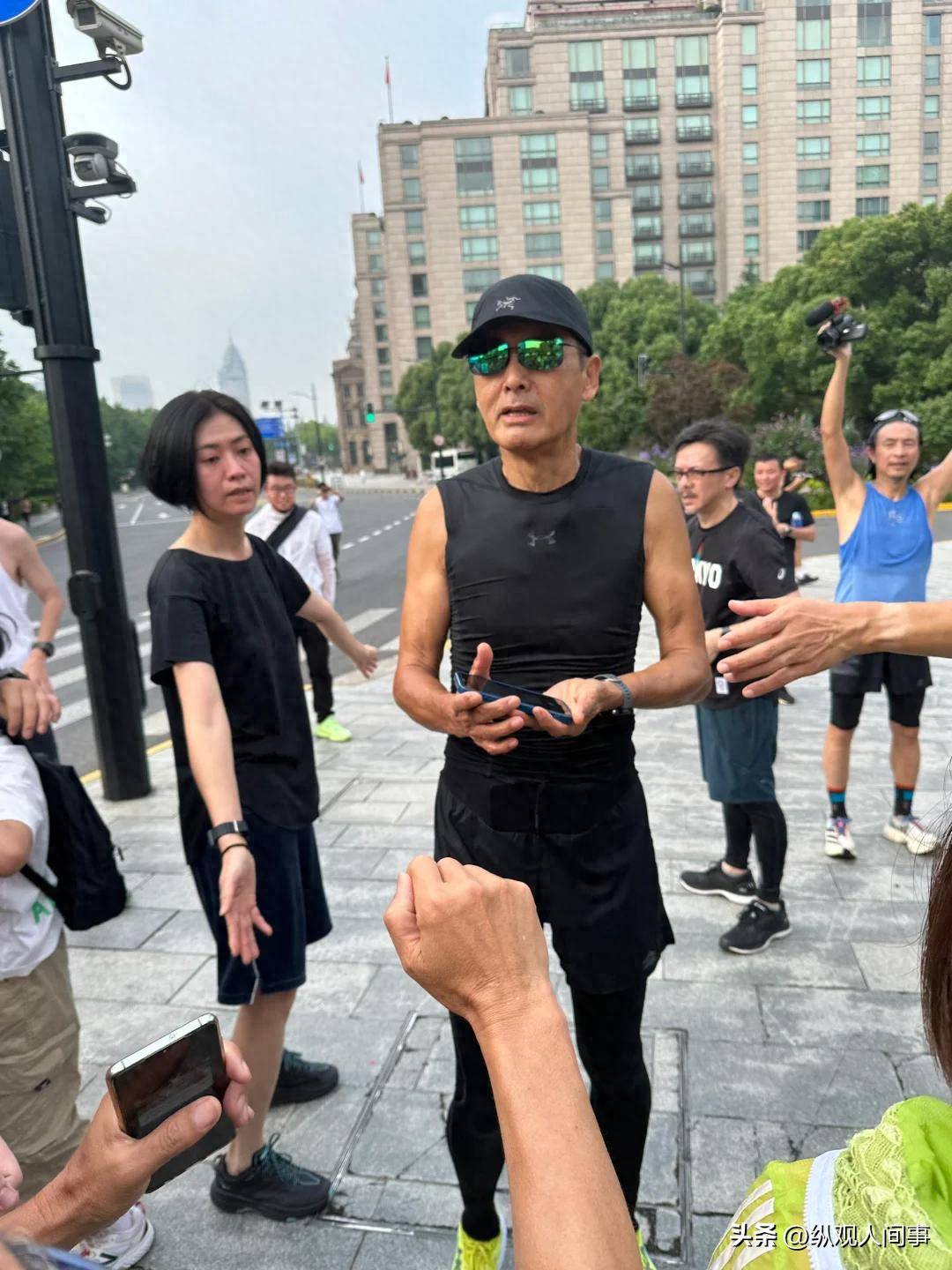 原创            刘嘉玲与老友聚餐，周润发胸肌健硕，发嫂优雅，杜琪峰消瘦认不出