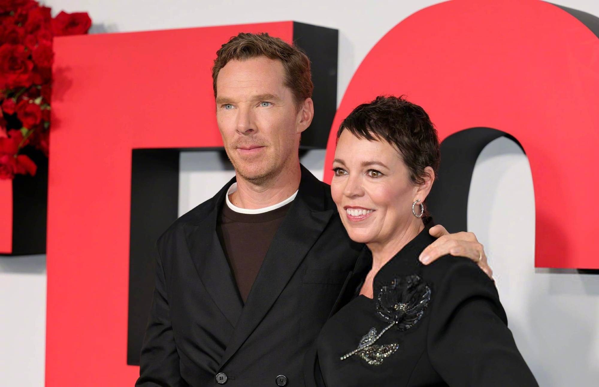 卷福主演喜剧新片《玫瑰》纽约首映 与女主科尔曼同框亮相开心大笑