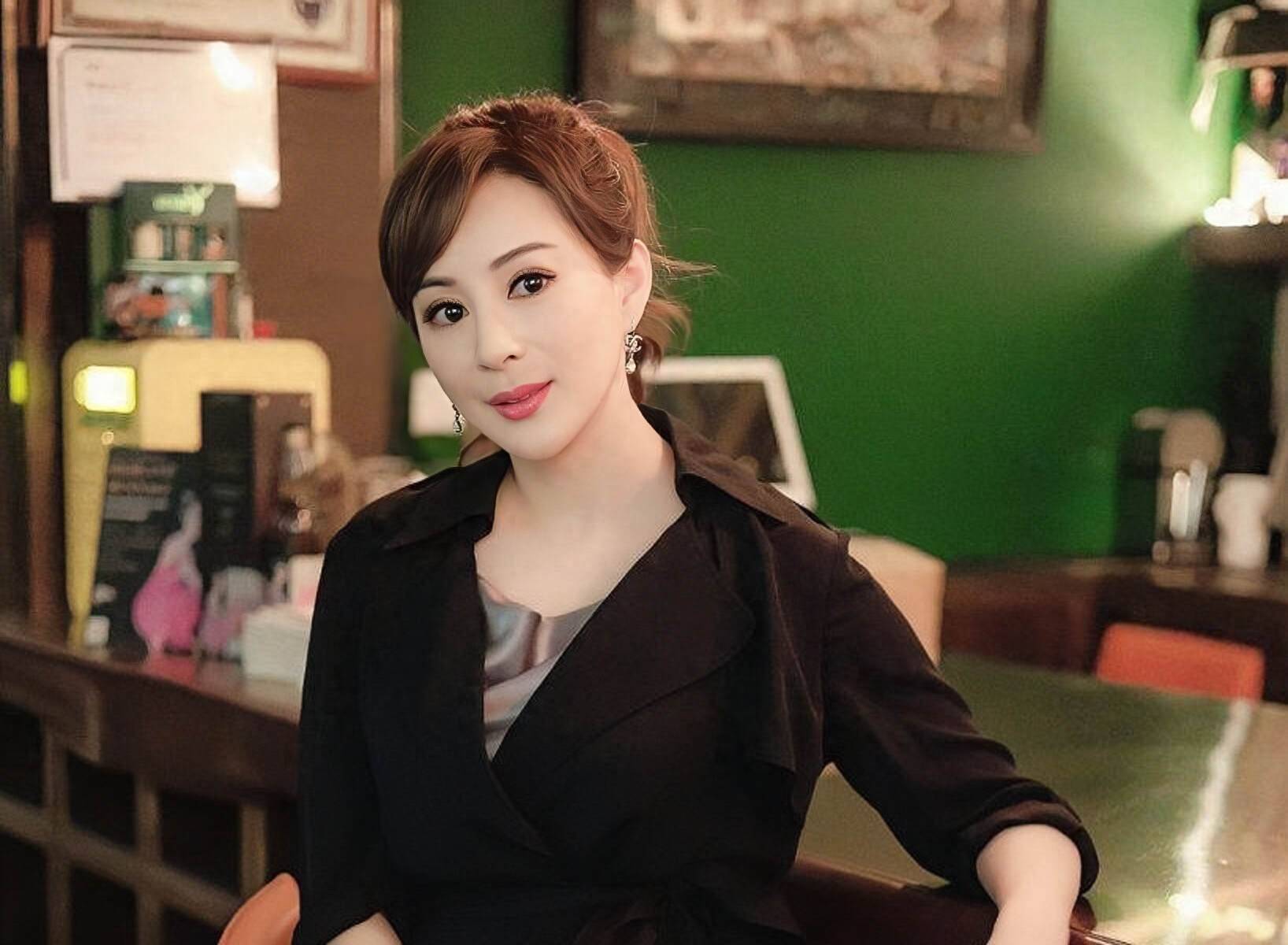 恭喜！香港知名女星60岁前迎来新恋情，宣布只谈恋爱不结婚