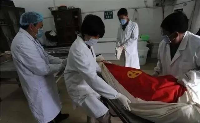 原创            殡仪馆搬尸工一天就能赚1200？不敢跟人打交道，也不和别人发名片