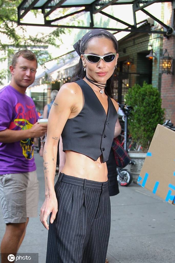 佐伊·克拉维兹离开酒店 黑色马甲搭配细条纹长裤造型时尚