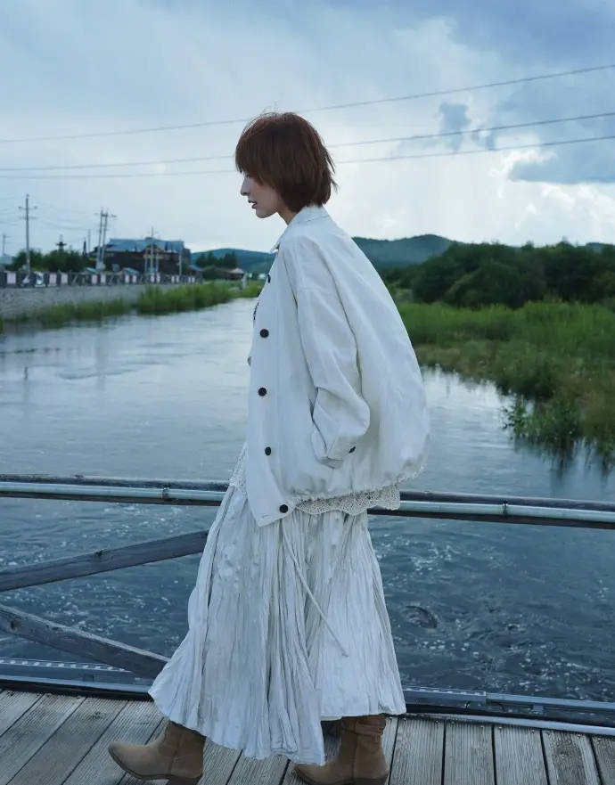 吴昕赴内蒙拍摄美照 对镜灿笑状态松弛