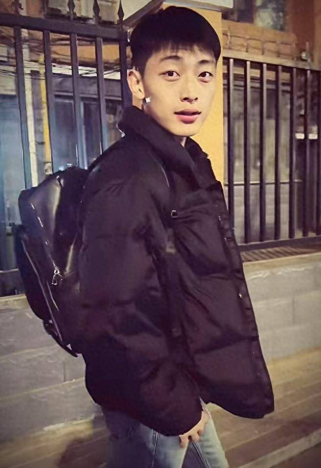 原创            包头师范学院乔浩纹去世，仅21岁，帅得像明星，去世前刚爬了泰山