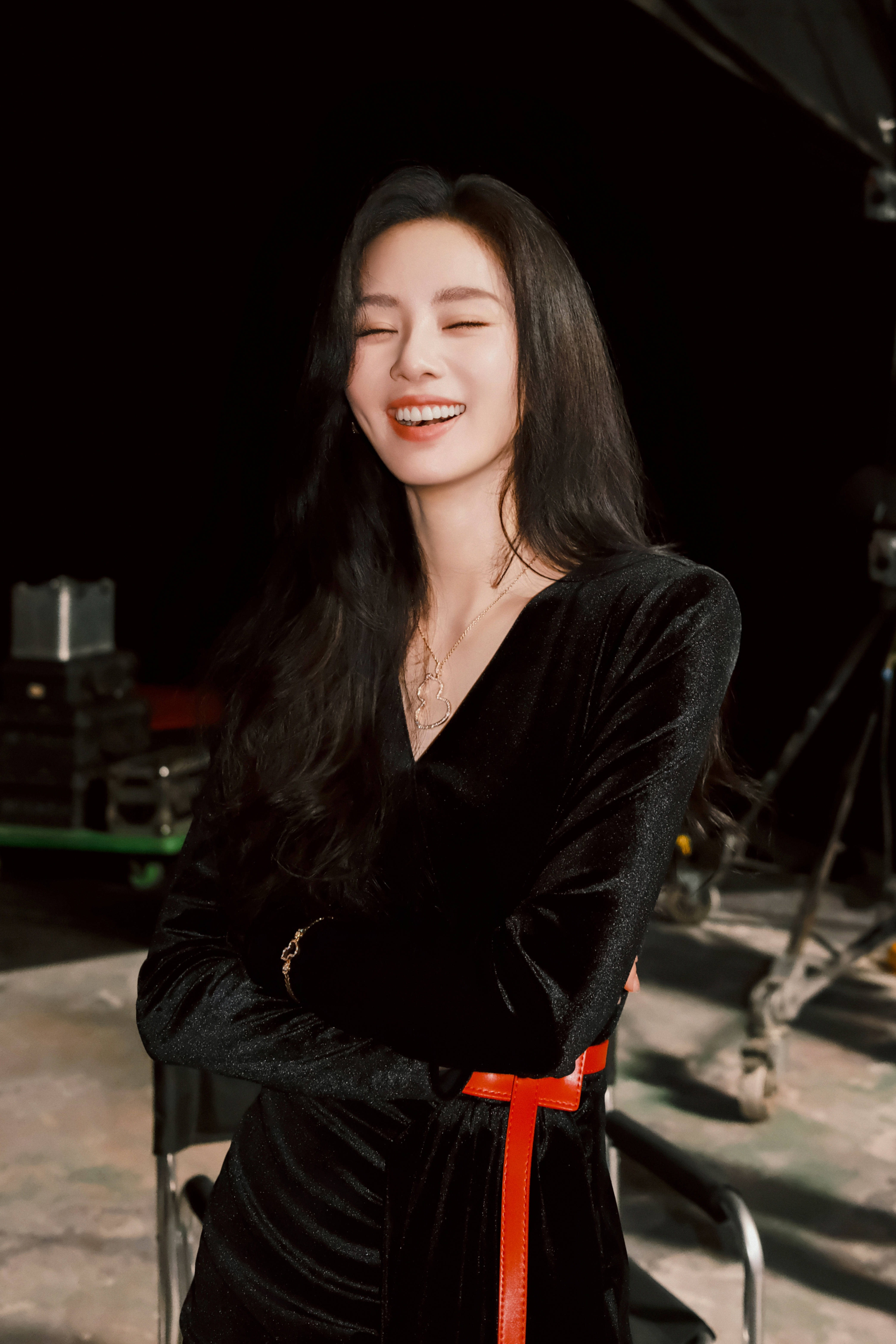 刘诗诗穿黑色长裙知性优雅 唇红齿白笑容明媚