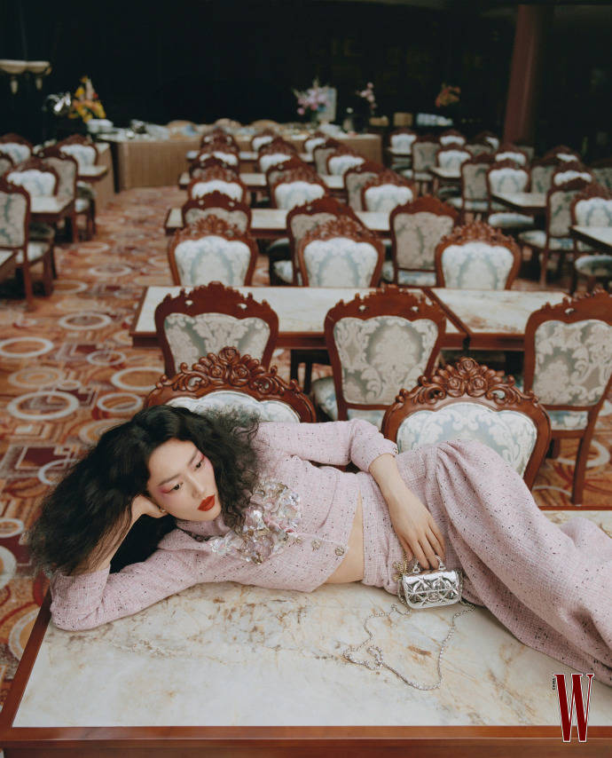 刘雯身穿白色套装气场强大 红唇夺目风格百变