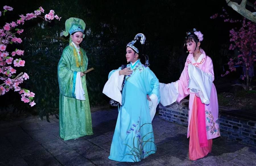 教萌娃唱越剧，赵志刚推出沉浸式《何文秀》