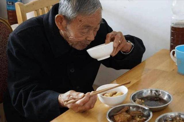 尿酸与早餐的关联，提醒：若想减少痛风发作，最好少吃这5种早餐