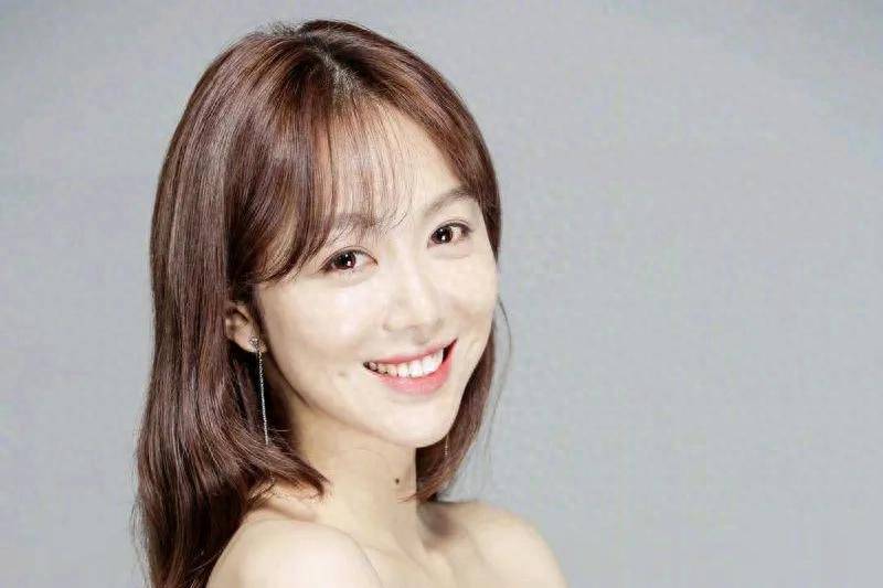 原创            从默默无闻到耀眼焦点：姜妍在中餐厅的蜕变之旅