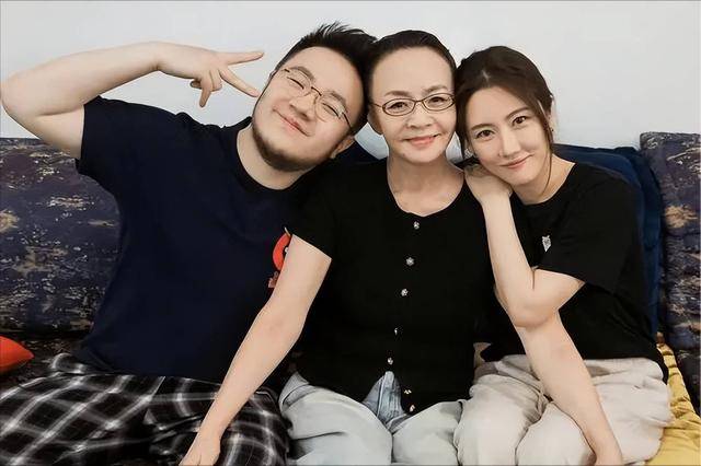 原创            宋丹丹没想到，自己千辛万苦给巴图找的媳妇，竟狠狠“拿捏”了她