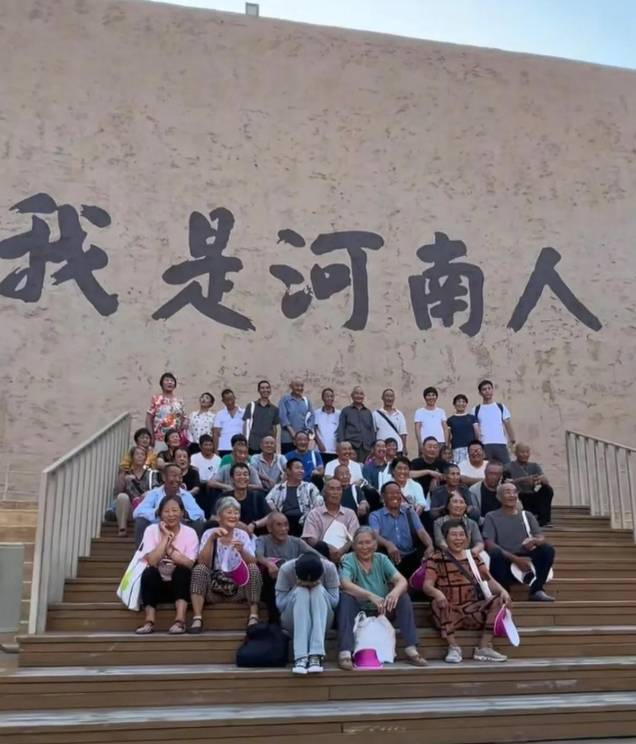 原创            网红李富贵带46位老人去旅行，听戏吃大餐，《人民日报》点赞转发