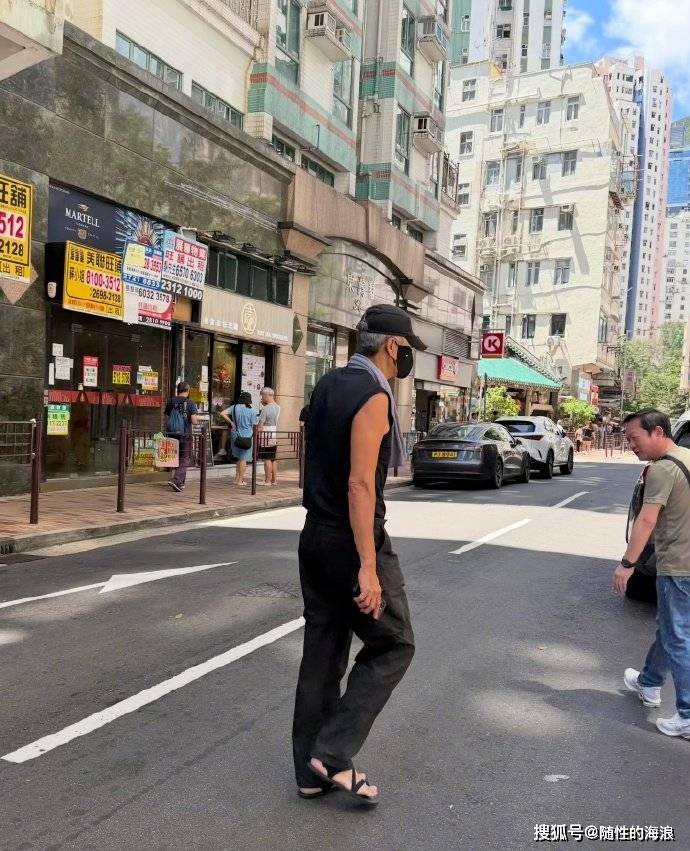 网友在香港街头偶遇70岁的周润发