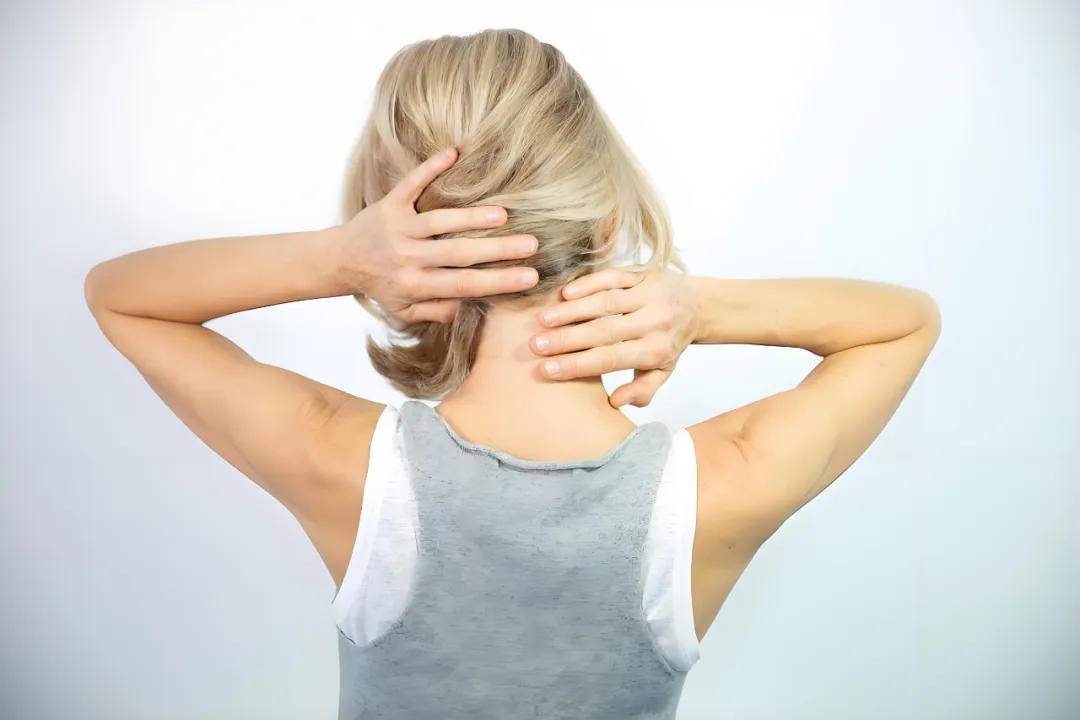 歪头之苦，根源何在？盛劲强医生：痉挛性斜颈的四大内在诱因