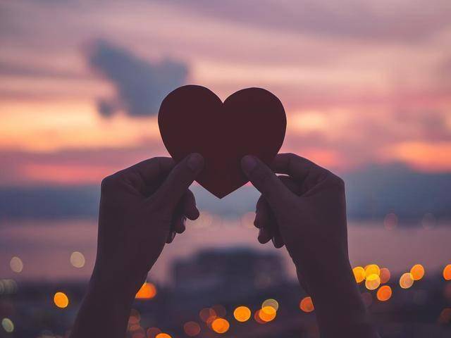 分手后，男人一旦动了和你复合的念头，往往会有这4个反常表现！