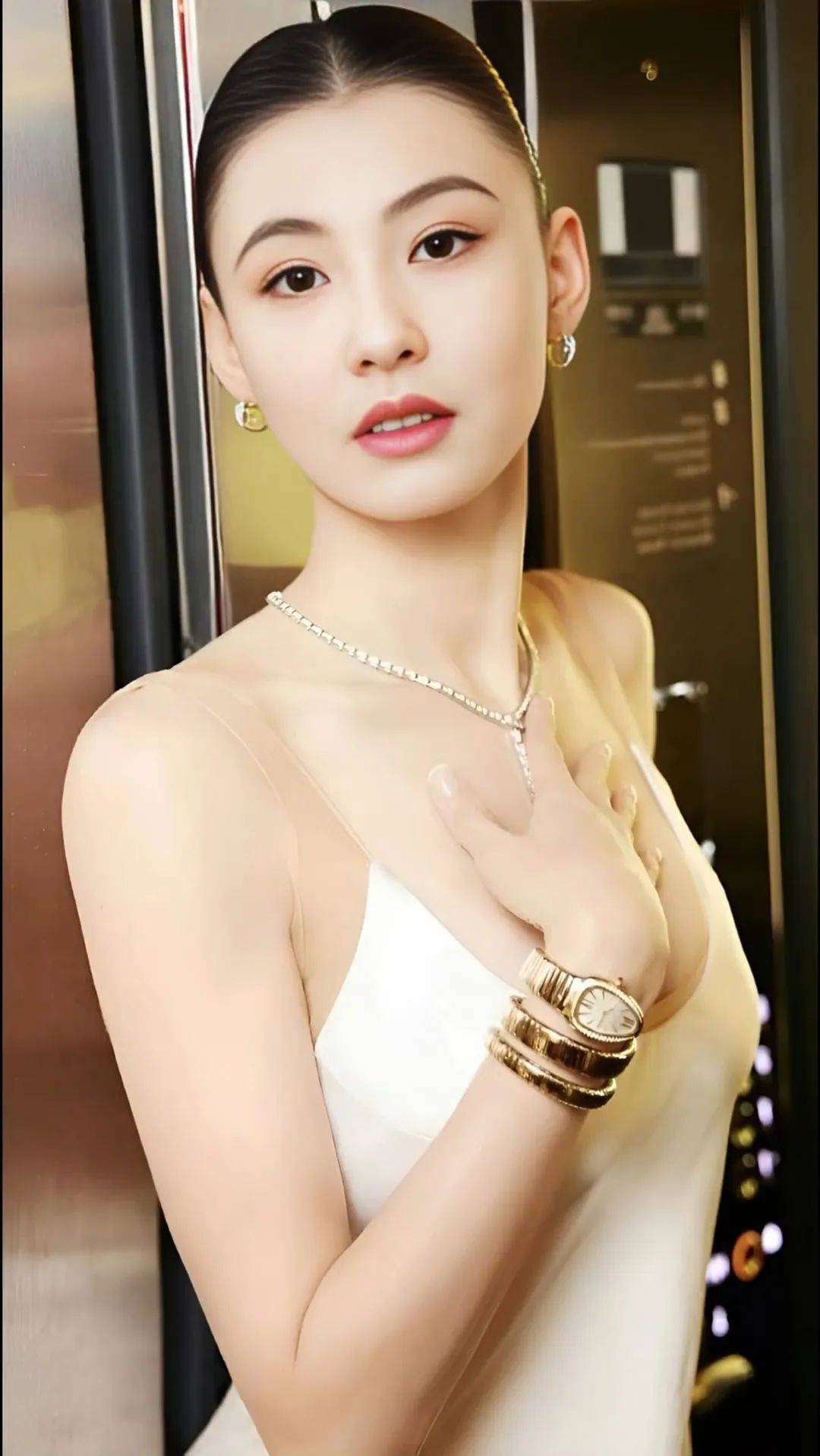 香港女神张柏芝靓丽写真！肤白貌美大长腿性感撩人