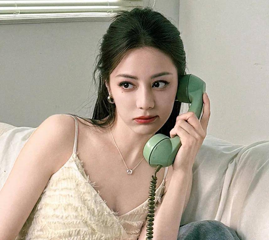 原创            热巴被曝和黄景瑜拍同一本杂志，网友怀疑二人没分手，还可能同城