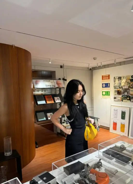 23岁李咏女儿晒与男友合照 两人共同出行很幸福