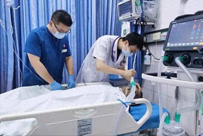 50岁男子脑出血去世，医生劝告：三伏天吃降压药，千万留心这4点