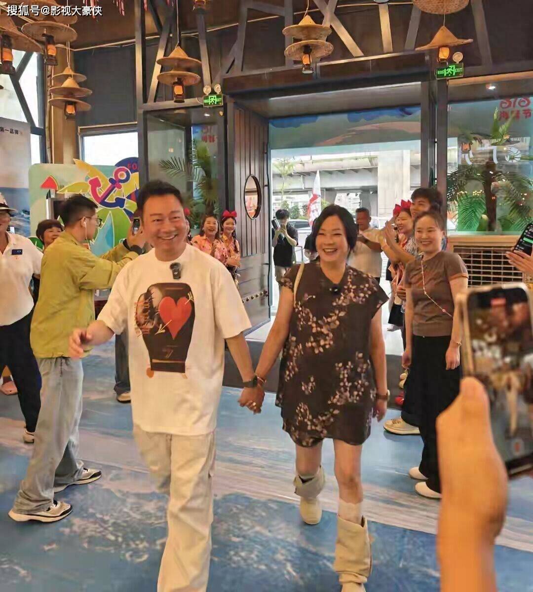 原创            黎耀祥夫妇广州吃海鲜被偶遇，甜蜜牵手捞鱼，妻子梁耀莲身材丰腴