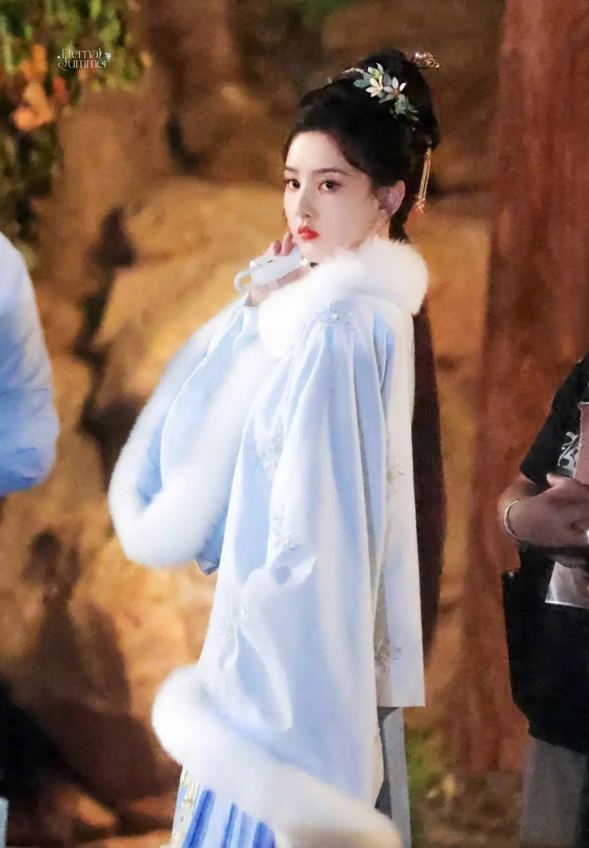 宋祖儿穿蓝色襦裙身材纤细仪态大方 明眸皓齿楚楚动人