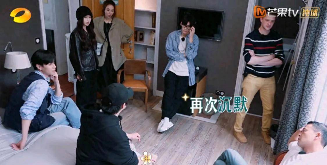 原创            中餐厅8嘉宾分房引热议，虞书欣表现圈粉，翟潇闻胡一天遭批