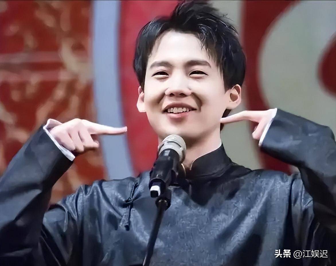 原创            郭汾阳出席郭德纲演出，戴耳环留小辫依赖妈妈，和郭麒麟差距太大