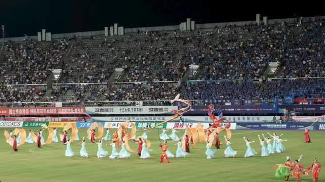 拼搏之中见真功！扬州这所学校艺术团亮相“苏超”赛场！