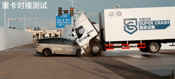 理想“撞飞”卡车：一场充满铜臭味的行为艺术？丨壹观察