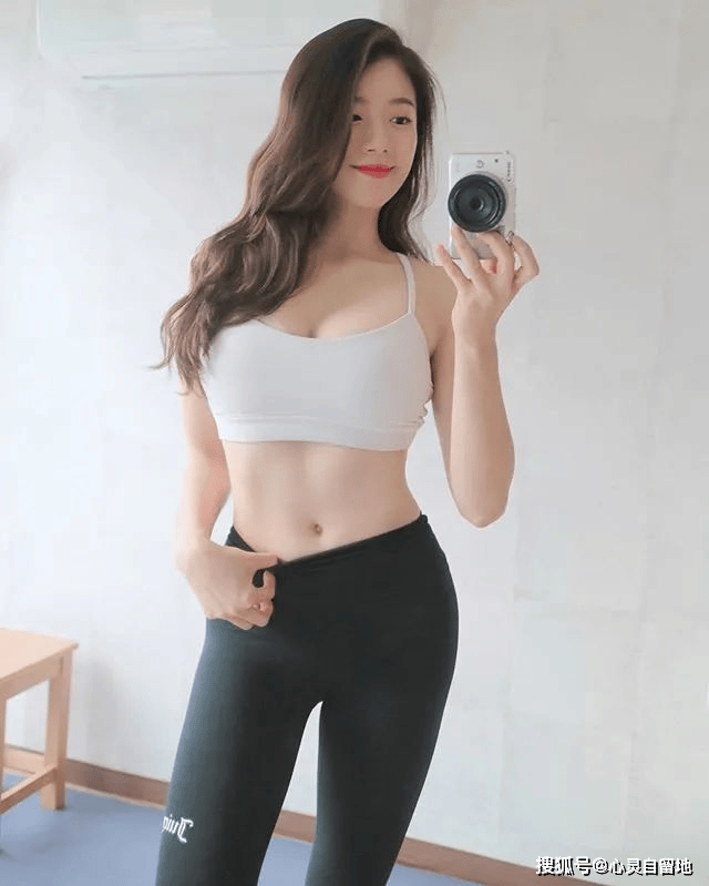 瑜伽女神，极品身材，高颜值解锁各种高难度姿势，简直太柔软