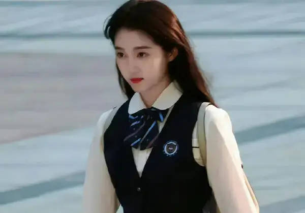 关晓彤同款千金校服风刷屏！用这个AI写真神器，普通人也能拍同款写真！