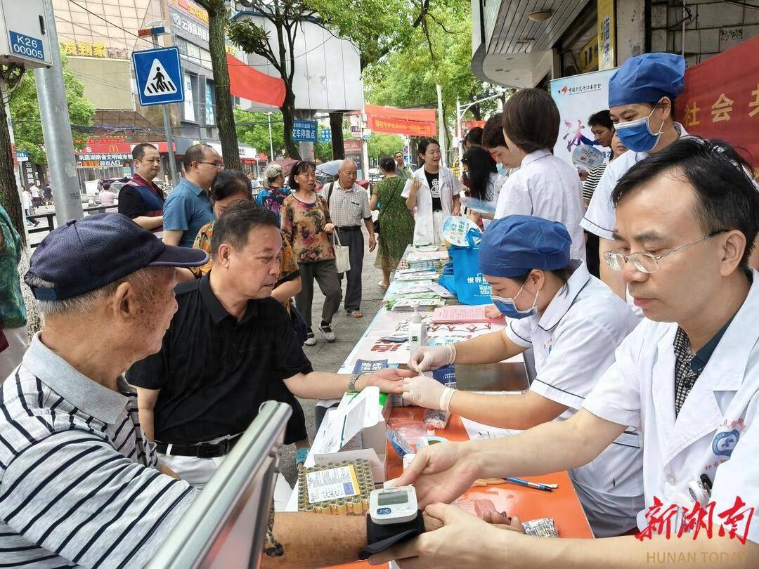 祁东县“世界肝炎日”活动贴心服务群众