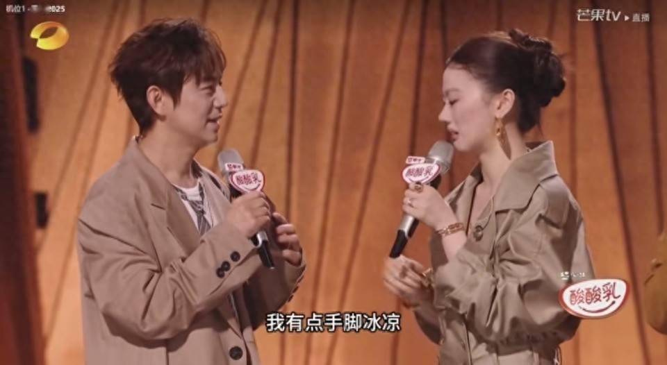 原创            单依纯紧张到语出惊人，说：何老师你摸我脚，网友：小品女王！
