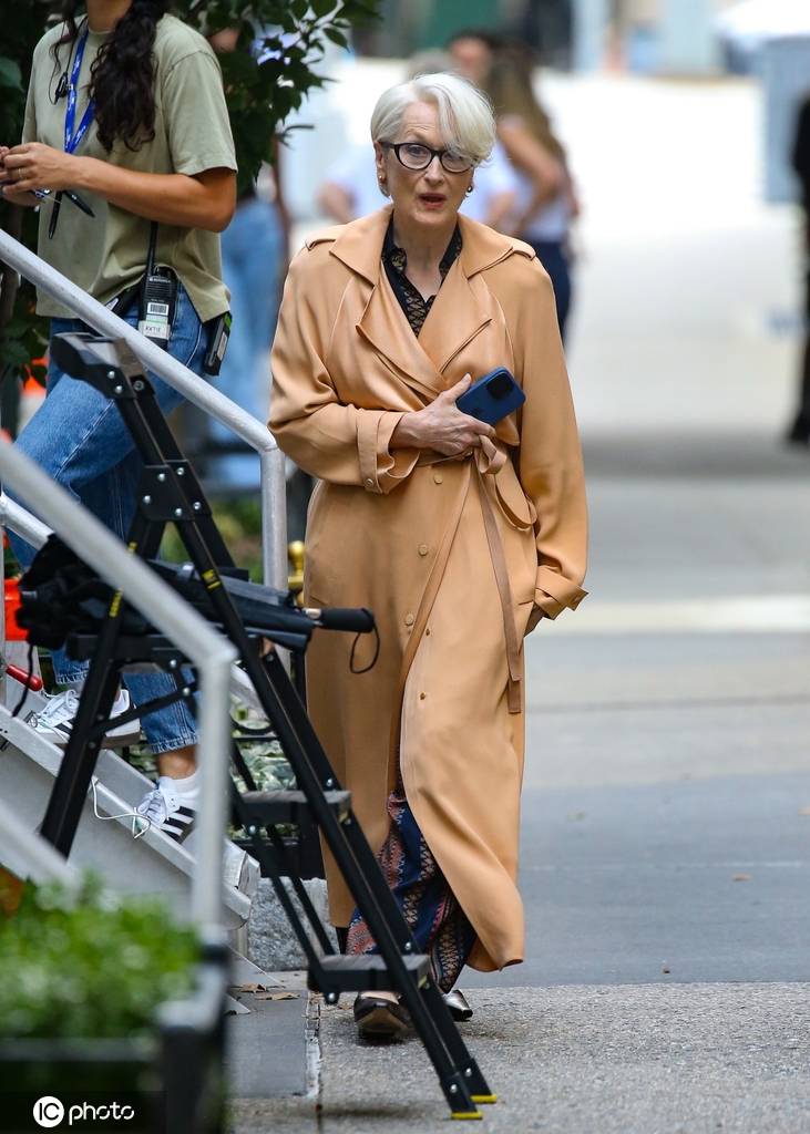 梅丽尔·斯特里普拍摄《穿普拉达的女王2》黄色超长风衣气场十足