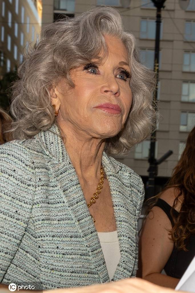 简·方达亮相音乐剧《Shucked》首映红毯活动