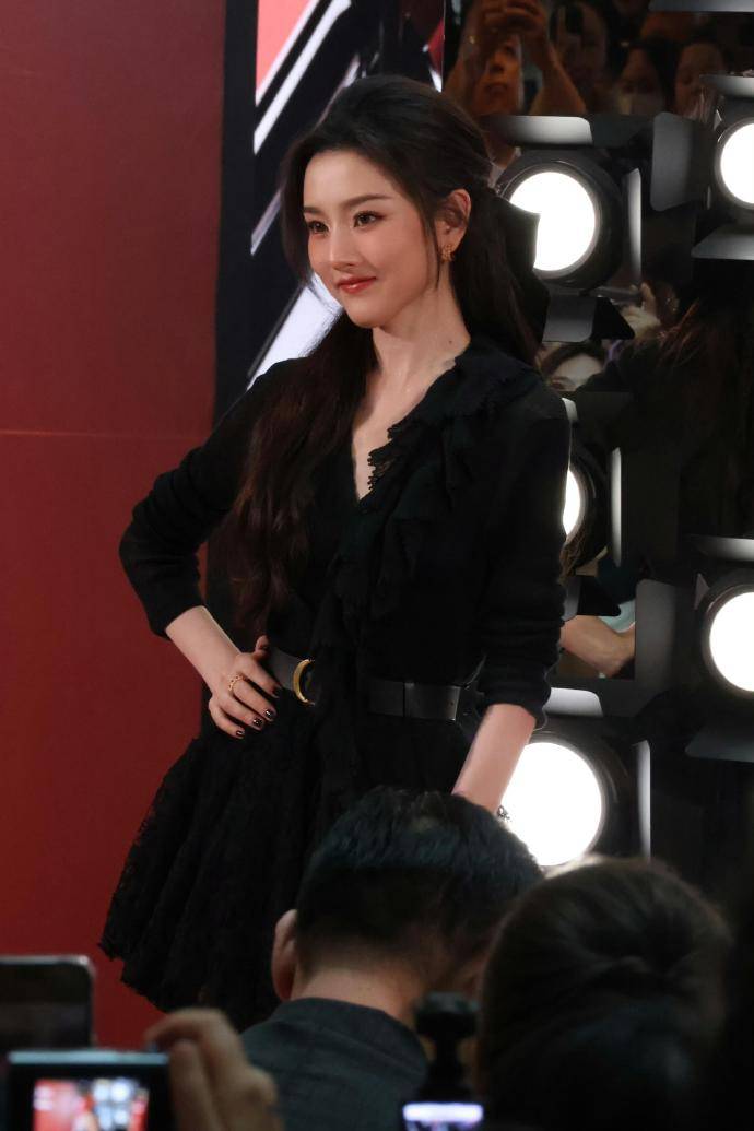 宋祖儿穿黑色连衣裙笑容甜美 神态自信气质优雅