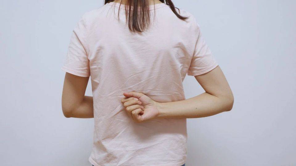 50岁女性，前胸后背疼痛，怎么判断是生气造成，还是冠心病？