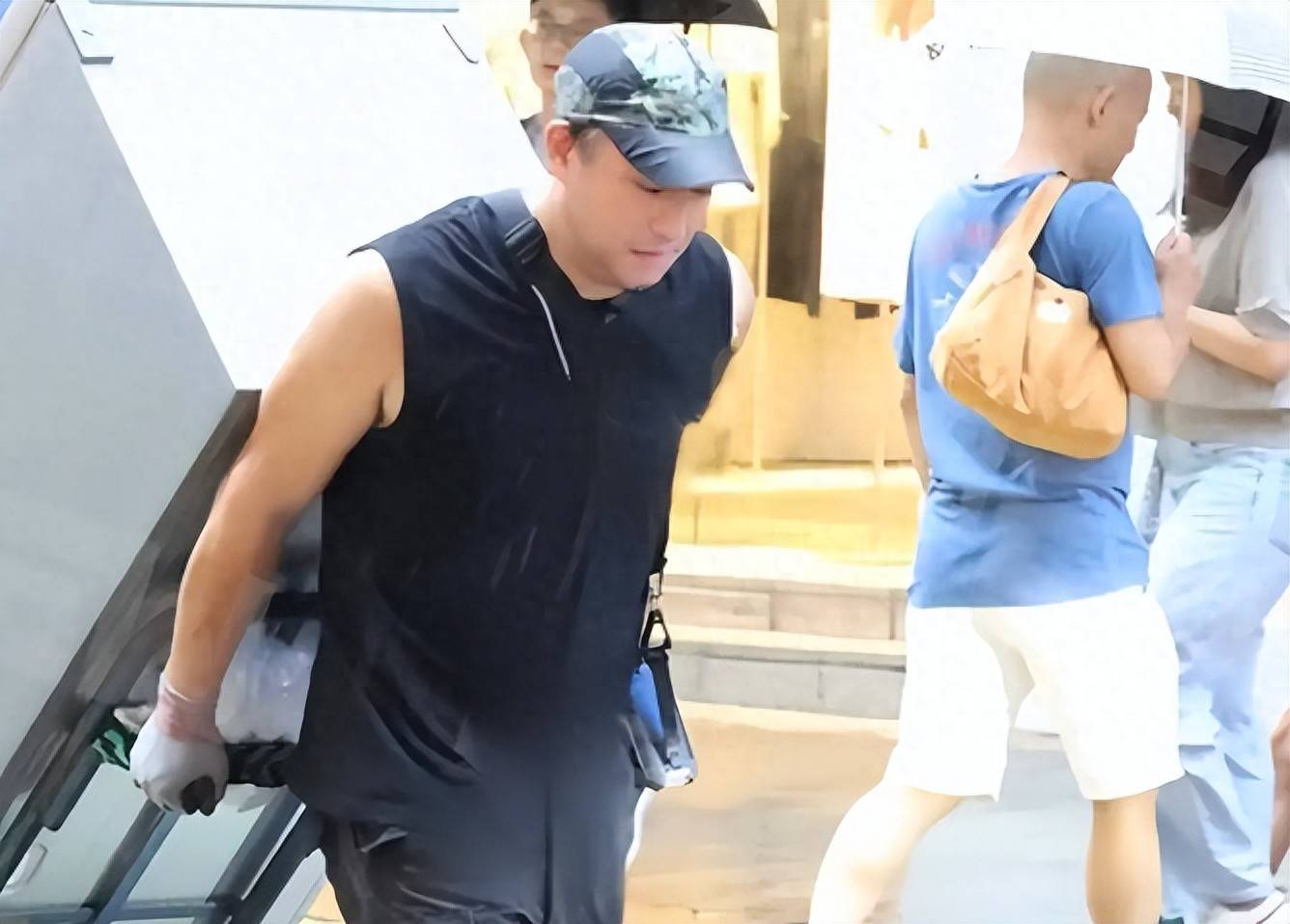 原创            从香港顶流到搬运工，四个儿子交不起房租，一手好牌打得稀烂